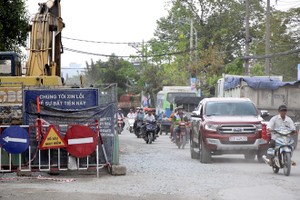 第七郡黃晉發街與黃國越街交岔路的掘路工程。