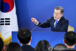  1月10日上午，在青瓦台舉行新年記者會上，韓國總統文在寅答記者問。（圖源：互聯網）