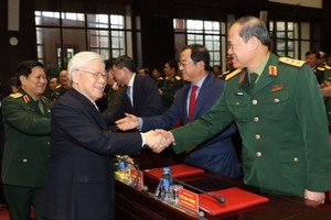 總書記、國家主席、中央軍委書記阮富仲（前左）出席會議並同與會代表親切握手問候。（圖源：智勇）