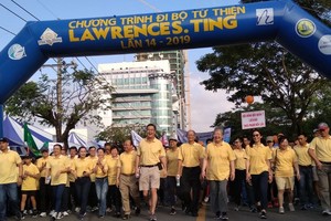 “第十四次丁善理慈善徒步活動”出發瞬間畫面。