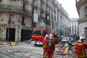 救援人員在現場緊張展開救援工作。（圖源：互聯網）