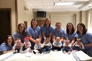 斯塔瓦妮婭未有列席，留下一件3號衣服象徵其寶寶是第3名出生。（圖源：互聯網）