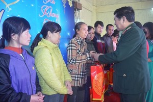 吳春歷大將向貧困勞工贈送春節禮物。（圖源：朱英）