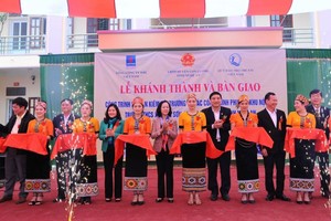 中央民運部長張氏梅（中）出席該校集體食堂兼會場及各項配套工程落成剪綵儀式。（圖源：清娥）