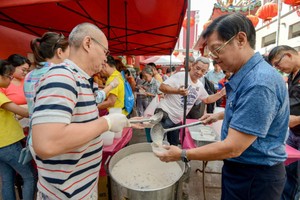 1月13日，在馬來西亞吉隆坡的茨廠街，當地華人社團分發臘八粥給市民。（圖源：新華社）
