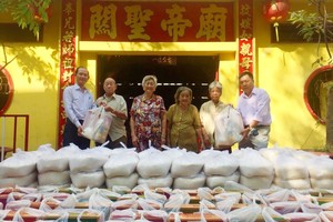該廟理事長楊振明(右一)向老鄉親派歲暮禮物。
