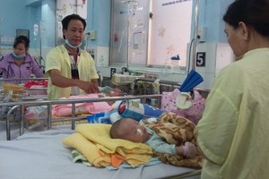 入住醫院治療麻疹病的病童。（圖源：雲山）