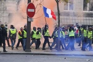 法國“黃背心”示威遊行持續進行。
