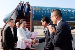 柬埔寨國會禮賓部幹部在機場迎接國會主席阮氏金銀與越南國會高級代表團。（圖源：戰勝）