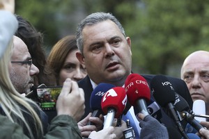 克門諾斯領導的「獨立希臘人黨」將退出聯合政府。（圖源：AP）