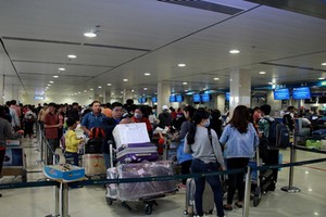 新山一國際航空港提示，乘客在公共大廳及進入航站樓時，不要蒙面或戴口罩和墨鏡。（示意圖源：田升）