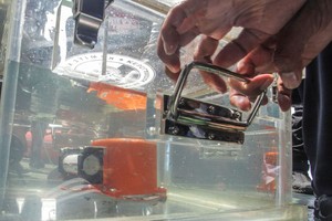 1月14日，印尼海軍展示了第二個黑匣子。（圖源：路透社）