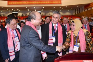 政府總理阮春福與各投資商交流。（圖源：光孝）