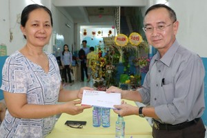 本報編委兼編輯部主任范興（右）代表報社將廣大讀者長期樂捐的善款4000萬元，轉贈給校方做教學活動經費。