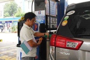 圖為第一郡德河坊二徵女王街136號的自助加油站。（圖源：Tr. Nguyễn）