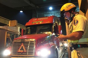 交警檢查卡車司機酒精濃度。（圖源：登黎）