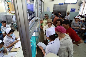 市腫瘤醫院的患者家屬排隊等候支付院費。