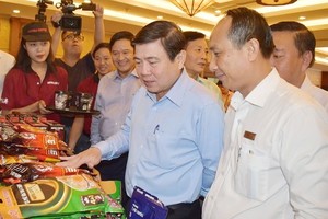 市人委會主席阮成鋒參觀本市企業的產品展。（圖源：明雲）