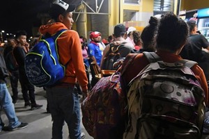 再有大篷車隊湧邊境，美國總統特朗普呼籲民主黨合作建墻。（圖源：Getty Images）