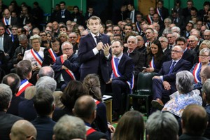 當地時間15日，法國總統馬克龍來到厄爾省，正式開啟“大協商”。在眾多市長面前，他表示當前“黃背心”危機也是一個“機會”，可促進政府繼續深層改革，並進行“強烈反應”。（圖源：AFP）