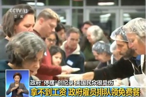 拿不到工資的政府僱員排隊領取免費餐。（圖源：CCTV視頻截圖）