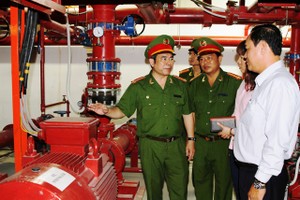 消防警察提醒企業加強消防工作。