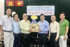 阮玉英主編(右三)接受由陳建昌師傅(左三) 贈送新年禮品。