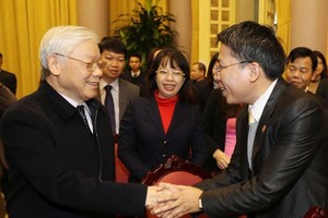 黨中央總書記、國家主席阮富仲（前左）親切問候國家主席府辦公廳的幹部、公務員和勞動者。（圖源：越通社）