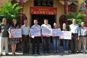 浸石天后宮副理事長張興盛(右二)與諸 位理事代表向各受惠單位轉交春節濟貧善款。