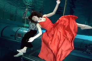 俄羅斯一名女演員搭檔一名烏克蘭男演員在意大利世界最深的泳池中刷新了屏氣水下雙人舞吉尼斯世界紀錄，成績為3分28秒。。（圖源：互聯網）