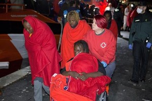 在地中海獲救後，109名移民抵達格拉納達的莫特里爾港。（圖源：EFE）