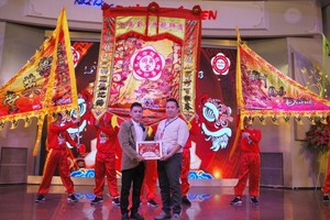 徐梓衡（左）向林日民（右）贈送感謝狀。