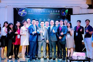 蟬聯新一屆會長的李鴻毅（左七）與貴賓和全體理監事合影。