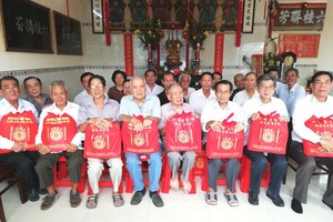 理事長翁文貴（左一）與常務副理事長方炳星 （右一）同各長老合照。