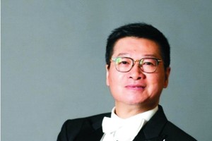 樂團指揮范丁。