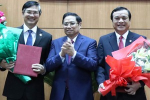 新任廣南省省委書記潘越強（右一）。（圖源：孟長）