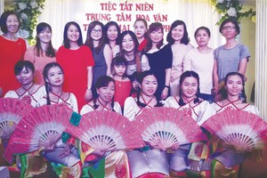 市商業華語培訓中心聯歡聚會部分老師合照。