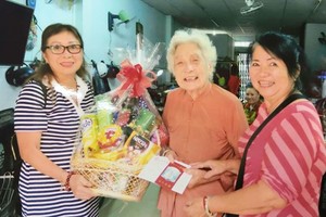 海南會館理事向各位80歲高齡鄉親送禮祝賀。