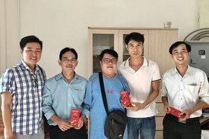 共青團代表向各單位代表捐助窮人經費。