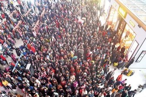 21日旅客在福州火車站排隊等候檢票上車。（圖源：互聯網）