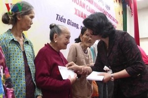 國家副主席鄧氏玉盛向前江省優撫家庭和貧困戶贈送禮物。（圖源：VOV）