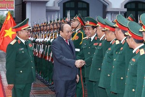 政府總理阮春福與第二總局幹部們親切握手、互致問候。（圖源：越通社）