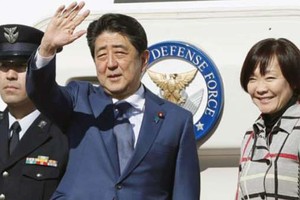 日本首相安倍晉三和妻子在離開東京羽田機場啟程俄羅斯。（圖源：互聯網）