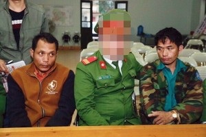 被人贓並獲的2名老撾籍販毒嫌犯（左、右）。（圖源：映陽）