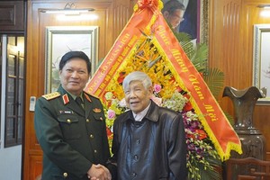 國防部長吳春歷大將前往探望並向原黨總書記黎可漂拜年。（圖源：人民軍隊報）