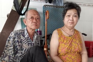 馮強與右邊身癱瘓的太太。