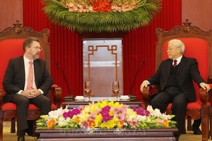 黨中央總書記、國家主席阮富仲（右）接見澳大利亞參議院議長里安。（圖源：越通社）