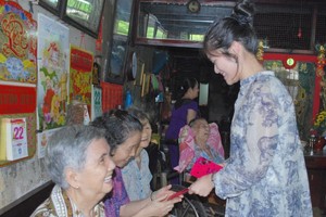 萬盛發集團代表向聚群居孤寡老人贈送禮物。