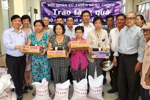 崇正慈善會館代表向貧戶贈送禮物。