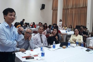 研討會上，代表們提出問題。